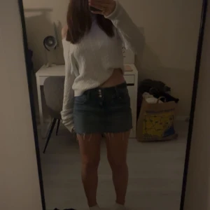 Jeanskjol med fransar - Säljer en snygg jeanskjol med fransar i nederkant. Perfekt för sommaren och kan stylas med en mysig tröja eller en söt topp. Kjolen har en klassisk blå jeansfärg och är i bra skick. Passar perfekt för en avslappnad dag ute eller en sommarkväll med vänner.