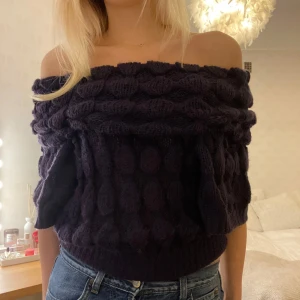 Off shoulder tröja - Så mjuk och skön tröja!! Jättemysig i höst o vinter🩷 plommon/lila färg