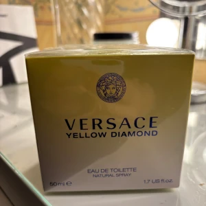 Oöppnad Versace Parfym (50ml) - Säljer nu min sprillans nya Versace parfym då jag har en sedan innan och den inte kommer till användning. Fick denna i present men på Kicks hemsida står det att ordinarie priset är 995kr.