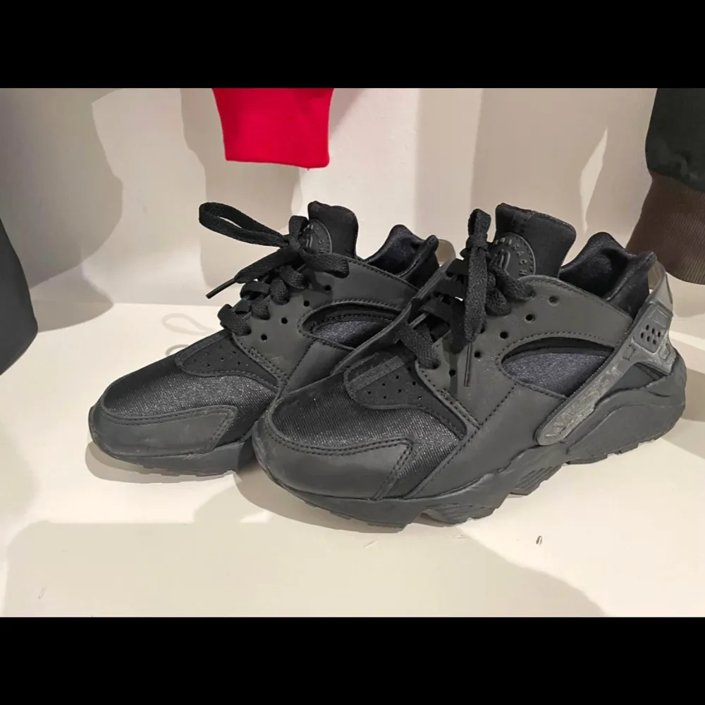 Säljer ett par svarta Nike sneakers i mycket bra skick. De har en cool design med snörning och är perfekta för både vardag och träning. Skorna är bekväma och ger bra stöd. . Kengät.
