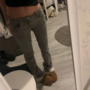 Lågmidjade gråa jeans  - Super fina lågmidjade jeans ifårn Gina❤️❤️ 