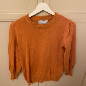 Orange stickad tröja - Säljer en superfin orange stickad tröja!!! Knappt använd🧡🧡