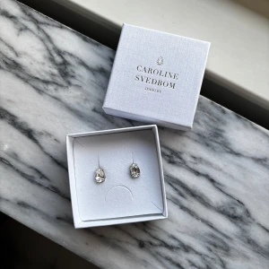 Caroline Svedbom Petite Drop Earrings/Örhängen - Endast testade, kan tyvärr inte returnera på grund av bruten försegling. Nyskick. Nypris 400kr.