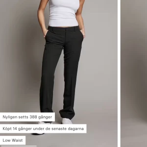 Svarta kostymbyxor, Vera - Snygga svarta kostymbyxor med låg midja och en klassisk straight passform. Inga defekter. Storlek 44 MEN ÄR SNARARE STORLEK 40!! Så dessa rekommenderar jag till någon som vanligtvis har storlek 38/40!!