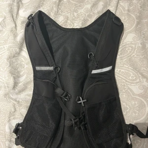 Löparväst  - Super bekväm löparväst som knappt används därav i nyskick. 4 fack med dragkedja samt två till fack som syns på andra bilden. Man kan justera så att den passar än själv både där fram, på sidan och där bak. Reflexer där fram. 