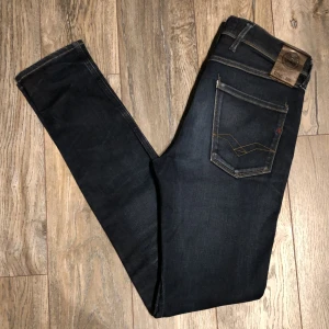 Replay Anbass - Replay Anbass - Pris: 499kr - Storlek: W30 L33 / Midja:40cm Längd:107cm - Bra skick utan defekter 8/10 - Hör av er för mer information!