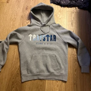 Trapstar hoodie - Trapstar hoodie som är som ny. Den har inga hål eller fläckar. Om du är intresserad är det bara att höra av dig. 