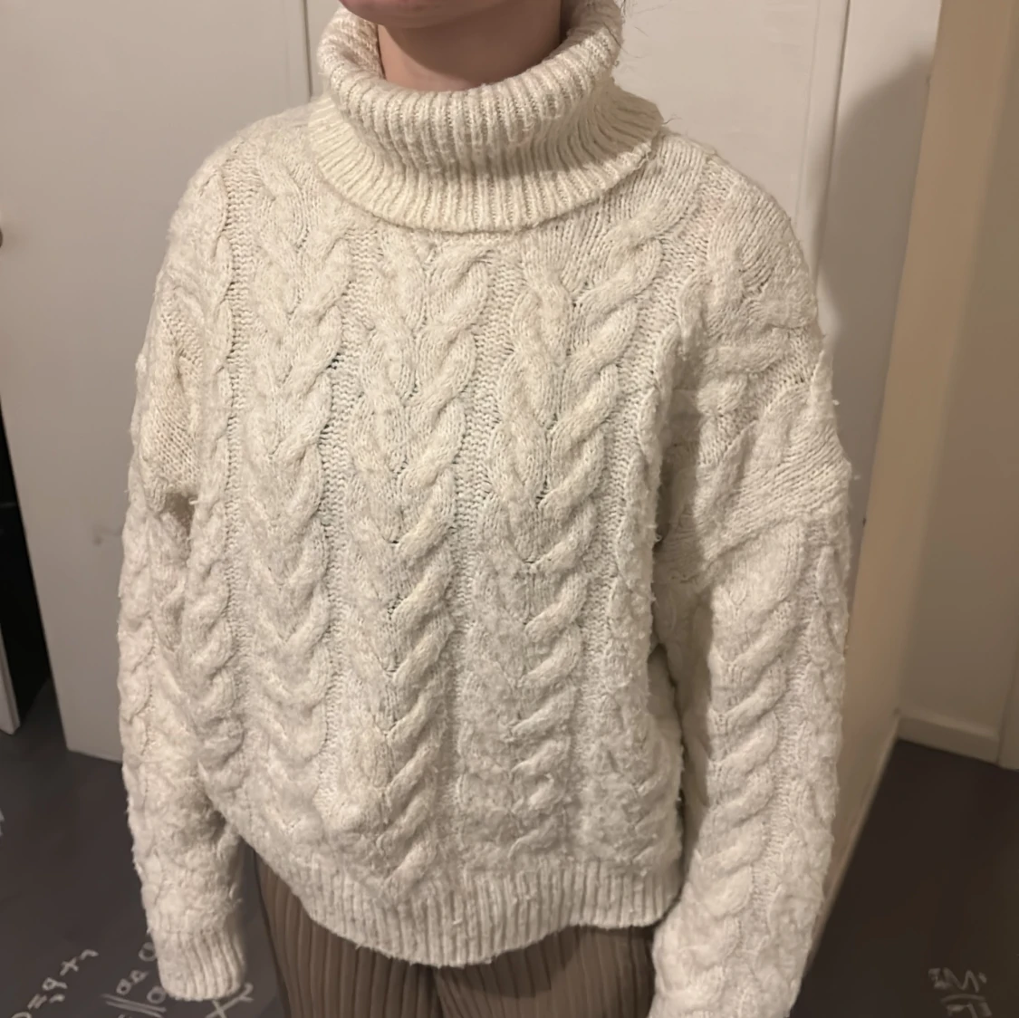 Vit stickad polotröja - 92