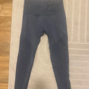 Aimn leggings - Snygga grå/blåa leggings från aim’n med hög midja och ribbade detaljer. Perfekta för träning. De har en tight passform som ger bra stöd och komfort. Inga anmärkningar. 