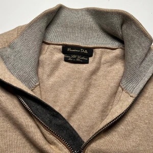 Half Zip Från Massimo Dutti - Snygg beige Half zip från Massimo Dutti i en bomull/cashmere blandning! Perfekt för en stilren och avslappnad look. Passar bra till både jeans och chinos. Kostar runt 1000kr ny men säljs inte längre! Mitt pris är 500kr men såklart går det att pruta! Sparsamt använd och inga defekter! Skriv gärna vid minsta lilla fundering!