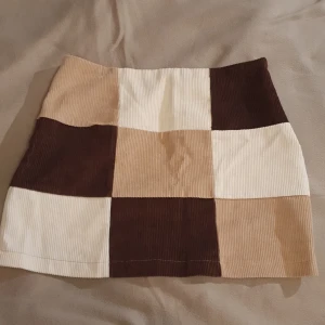 Patchwork kjol från Don't Call Me Jennyfer - Dags att sälja min superfinq patchwork kjol i manchester från Don't Call Me Jennyfer inköpt i Paris 😍 (den blev för liten för mig 🥲). Den har en cool mix av bruna, beige och vita rutor. Kjolen är i mycket bra skick och har en dragkedja på sidan 🌟 