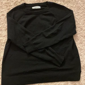 Svart stickad - Säljer en svart stickad tröja i strl S