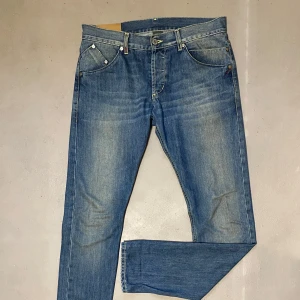 Dondup jeans - Säljer ett par snygga dondup jeans i bra skick. Jeansen har en fräsch färg och små detaljer som på ena framfickan och en metalldetalj på baksidan. Hör gärna av er vid frågor och funderingar!.