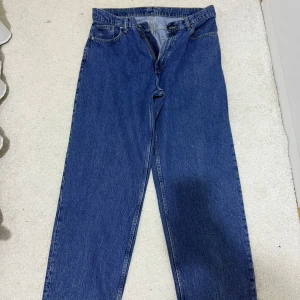 Jeans - Säljer ett par klassiska blå jeans från Vailent i storlek L. De har en rak passform och är i bra skick. Perfekta för vardagsbruk med en tidlös stil. Midjan är normalhög och de har både fram- och bakfickor. Vailent