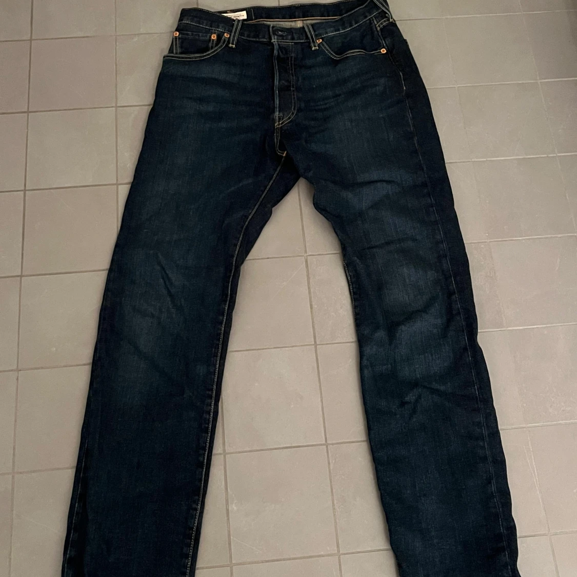Levi's 501 jeans i mörkblå