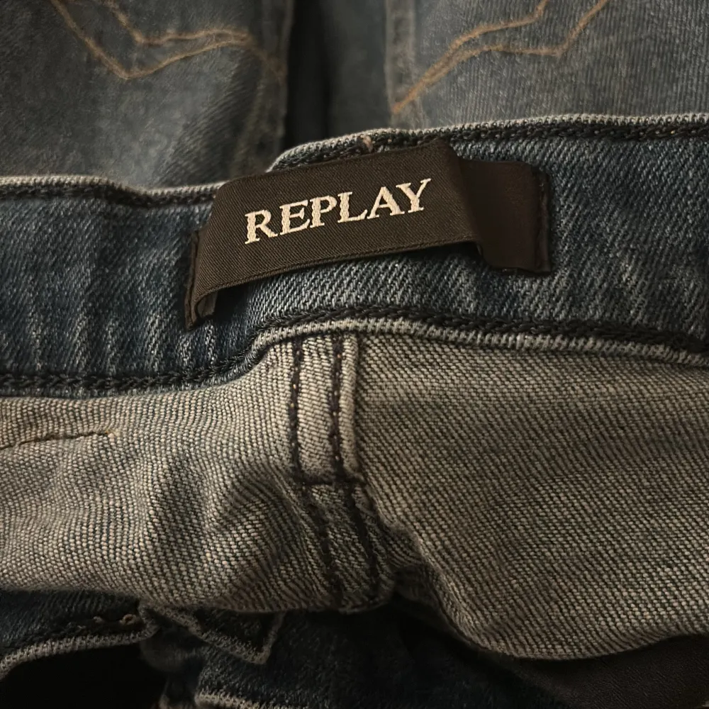 Snygga blå jeans från Replay med klassisk femficksdesign och knappgylf. Perfekta för en avslappnad stil. De har en rak passform och är tillverkade i slitstarkt denim. Storlek: W/29,30 L/30,31. Jeans & Byxor.