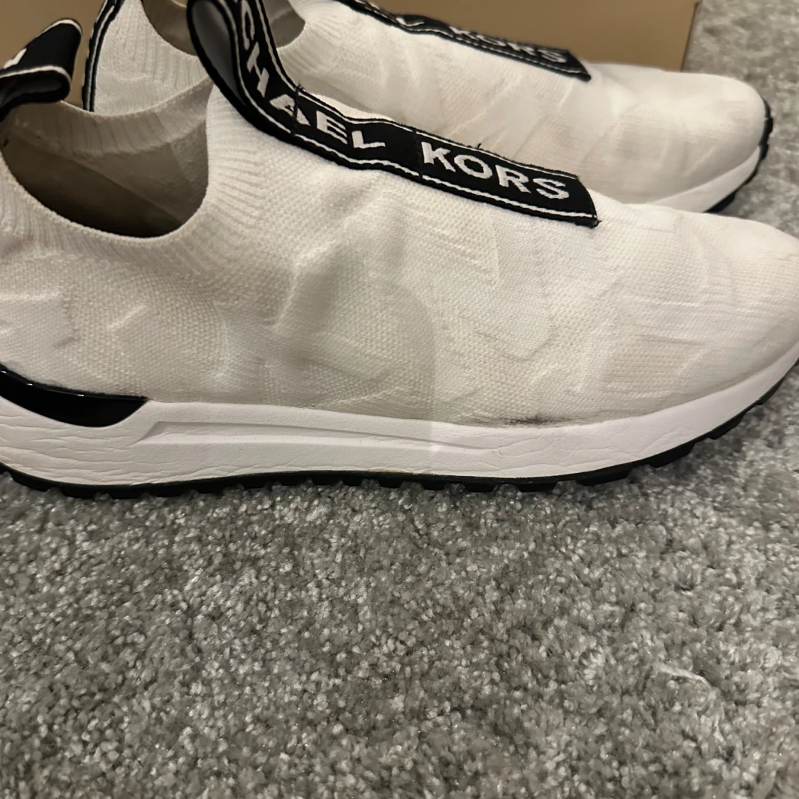 Vita sneakers från Michael Kors - 90