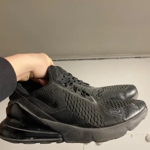 Nike 270 - Säljer mina 270’s nu då jag inte använder dom alls. Riktigt bra skor för träning men också vardagen. Båda skorna har ett hål fram, inga stora hål alls men de syns en gnutta om du tex har vita strumpor. Skick 6/10. Frågor? Bara höra av dig