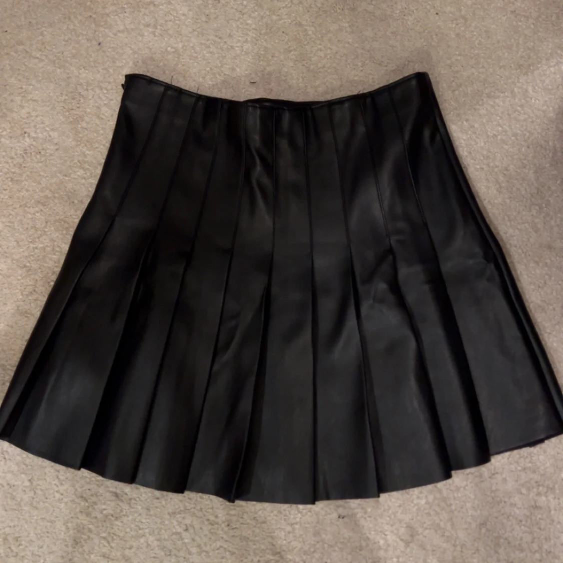 Svart plisserad kjol från Hollister - 90