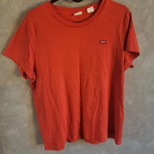 T-shirt från Levi's - Röd t-shirt från Levi's 