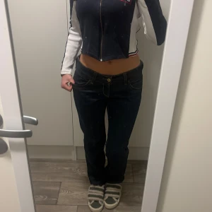 Mörkblå jeans från Levi's - Säljer ett par klassiska mörkblå Levi's jeans i mycket bra skick. De har en straight passform snarare än slim (jag bär vanligtvis storlek 34) och är mid/low waist, vilket ger en snygg och tidlös look. Perfekta för både vardag och fest! 🕺