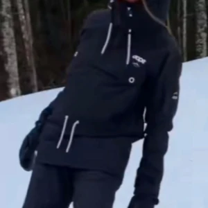 Svart skidjacka Dope - Intressekoll- Svart vindjacka från Dope i stl S. Använd två skidsemestrar, i nyskick! Passar XS-M 🤍Skriv för fler bilder, nypris 1900kr