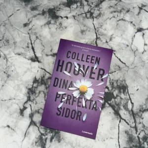 Dina perfekta sidor - En känslosam och stark bladvändare av Colleen Hoover. Boken handlar om Quinn och Graham vars perfekta kärlek hotas av deras ofullkomliga äktenskap. En berättelse om minnen, misstag och hemligheter som påverkar deras relation. Perfekt för dig som gillar känsloladdade romaner. Pocketformat. ☺️