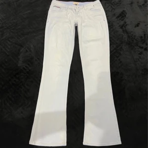 Ljusblå bootcut jeans från Tommy Hilfiger - 27/32, Säljer ett par ljusblå bootcut jeans från Tommy Hilfiger. Oanvända, har inga fler bilder☺️ 