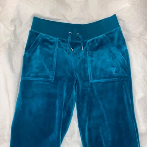 Juicy Couture Byxor - Säljer mina turkosa Juicy Byxor för använder aldrig. Har använt max 3 gånger. I bra skick.