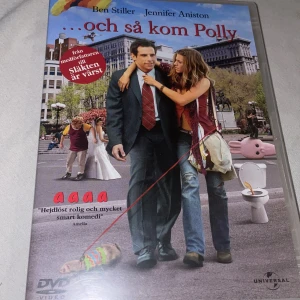 Och så kom Polly dvd - DVD-film med Ben Stiller och Jennifer Aniston i huvudrollerna. En romantisk komedi om att leva för stunden. Innehåller bonusmaterial som bortklippta scener och kommentarer av regissören John Hamburg.