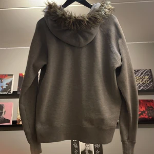 Furr zipup - Asfet custom furhoodie! Sitter perfekt på kroppen och har skönt material! För fler frågor skriv i dm!