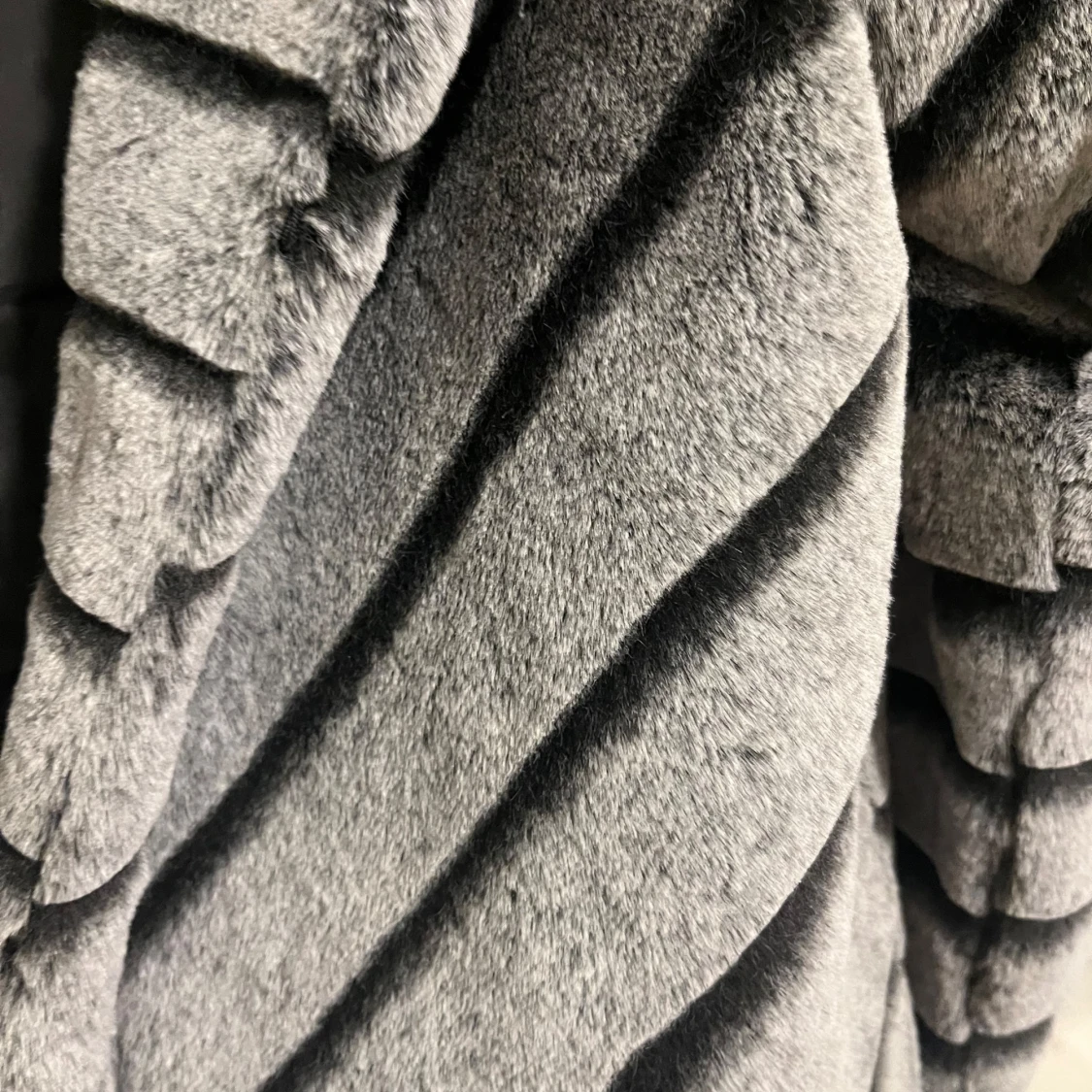 Grå pälsjacka med svarta ränder - 4