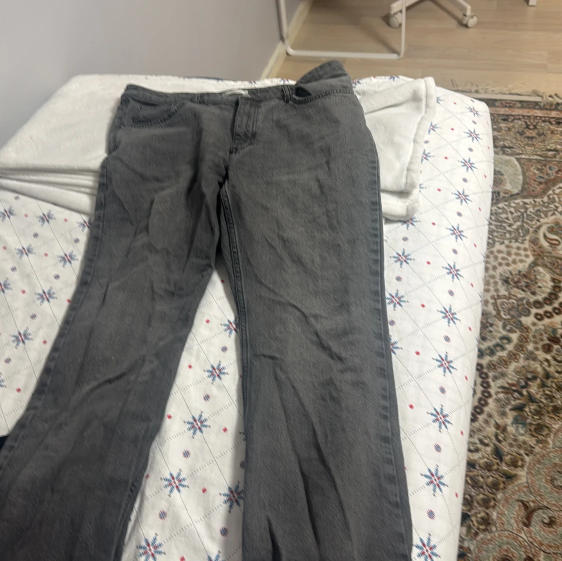Grå flared jeans från Perfect Jeans  - 90