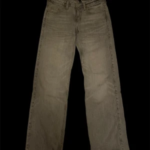 Gråa Weekday Low Waist jeans - Gråa arrow low waist straight jeans från weekday i storlek 26/30 bra skick, lite slitna där nere men knappt något hål. Skriv om du har några frågor!!