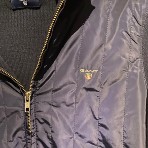 Sällsynt Cardigan Gant - Säljer en snygg och sällsynt mörkblå cardigan från GANT i mycket bra skick 9/10 och knappt använd.  Perfekt för höst och vår, och passar både till vardags och fester. Den är tvär fet och är xs och kan passa S. 
