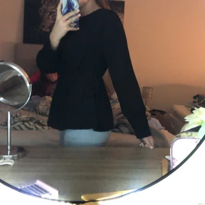 Svart långärmad blus - Säljer en svart långärmad blus. Perfekt för både vardag och fest! Toppen har en normal passform och är superbekväm. Passar till alla tillfällen och kan enkelt matchas med jeans eller kjol. Ett måste i garderoben! Säljer för att det inte riktigt är min stil.🖤