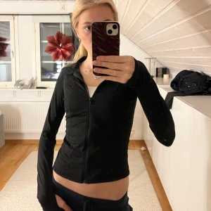 Liknande lululemon define jacket - Säljer en svart långärmad träningströja i mycket bra skick. Endast använd 1 gång, så i nyskick! ☺️💕(finns hål för tummen vet inte vad de kallas😅)Den har en dragkedja framtill och är perfekt för träning eller som ett extra lager under kalla dagar. Tröjan är tight och sitter snyggt på kroppen. 