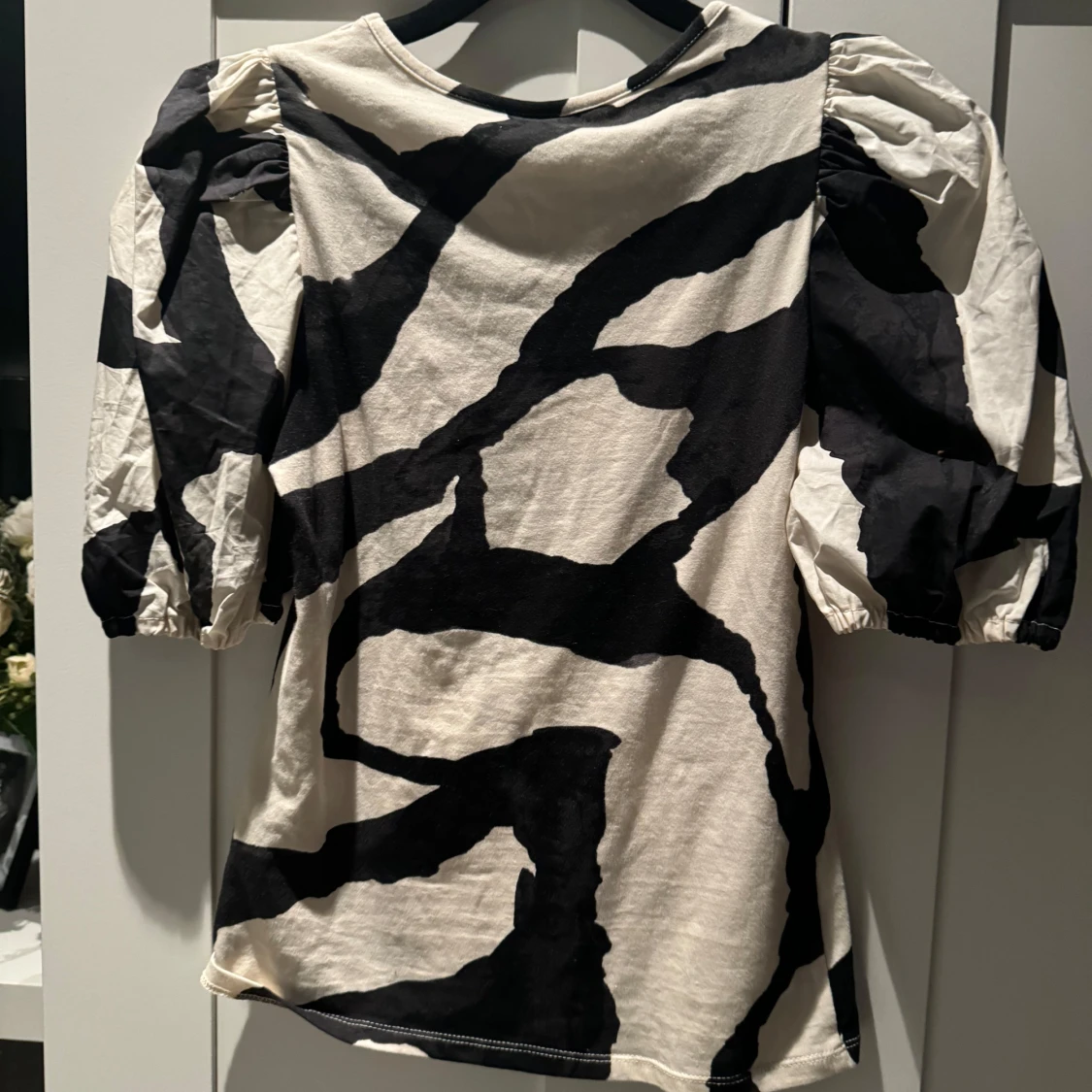 Svartvit mönstrad topp med puffärmar - 90