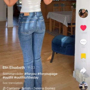 Blå bootcut jeans petit - Första bilderna e lånade. Ord pris e 500. Passar 36 också då dem är väldigt stretchiga skulle ja säga. Använda endast ett fåtal gånger så i mycket bra skick!