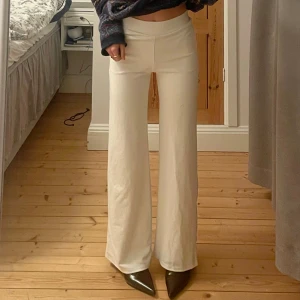 vita vida byxor XS - supersköna & stretchiga vita byxor med hög midja! är 163cm & har låga klackskor (ca 5cm) på bilden. storlek xs men stretchiga så passar även större, har själv vanligtvis s