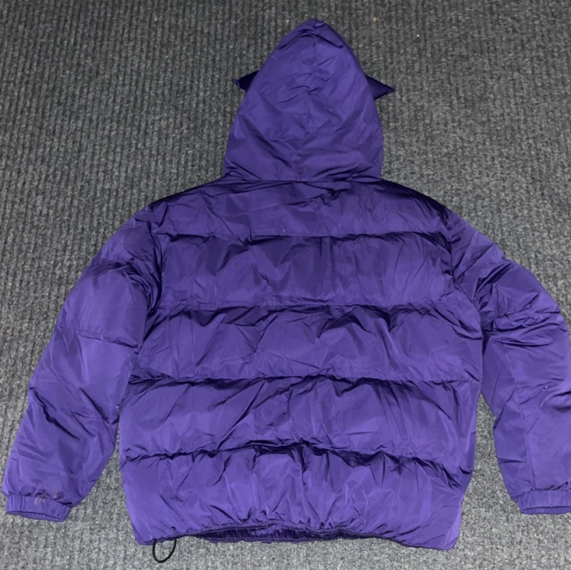 Lila pufferjacka med huva från Kakazzy. Org pris 2500 med frakt: kvitto finns. - 90