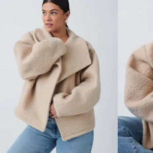 Beige teddyjacka - Mysig beige teddyjacka med oversized passform och stora slag. Perfekt för kyliga dagar med sin fluffiga och varma design. Jackan har långa ärmar och en stilren look som passar till många olika outfits.