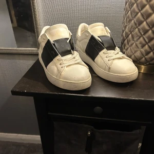 Valentino open - Säljer ett par valentino open skor i strl 42. Fint skick. Inget medföljer. Pris kan diskuteras vid snabb affär