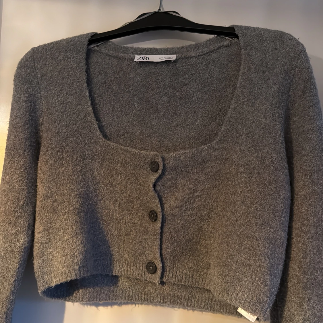 Grå croppad kofta från Zara