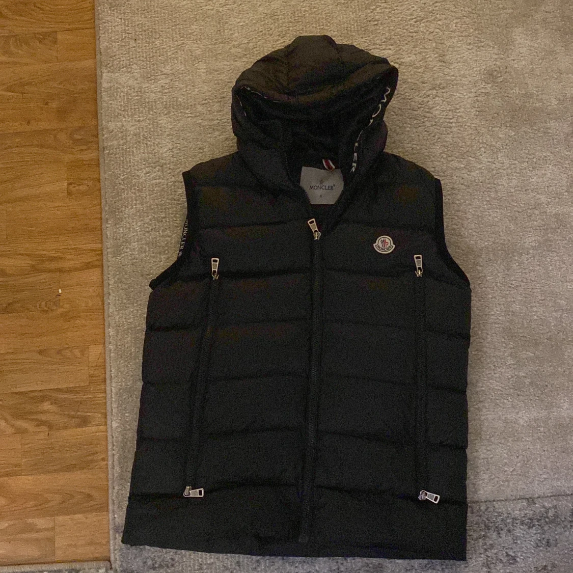 Svart dunväst från Moncler