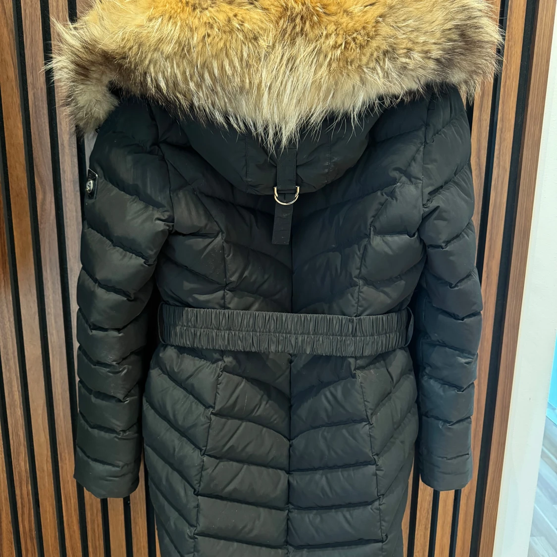 Svart dunjacka från Hollies - 90