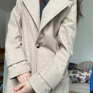 Kappa från Vero Moda - Köpt för ca 1 år sen men aldrig riktigt använt för tycker ej den passar min hudton så bra! Fint skick, lite trådar runt etiketten men har varit där sen jag köpte den! ❤️