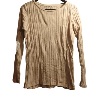 Beige ribbad långärmad tröja - Säljer en beige ribbad tröja med långa ärmar. Perfekt för en avslappnad stil och passar bra till jeans eller kjol. Tröjan har en enkel design med rund halsringning.