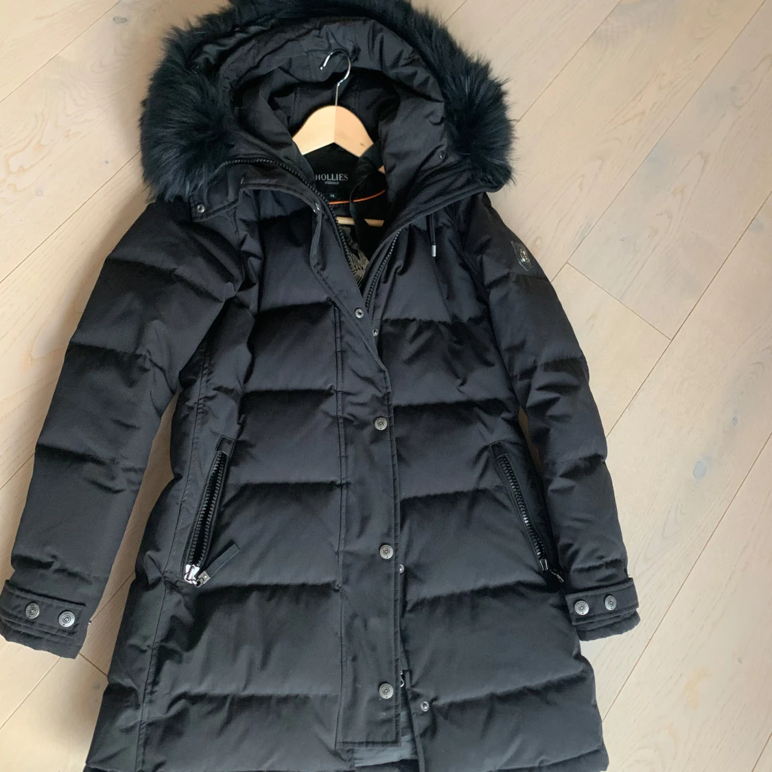 Svart dunjacka från Hollies