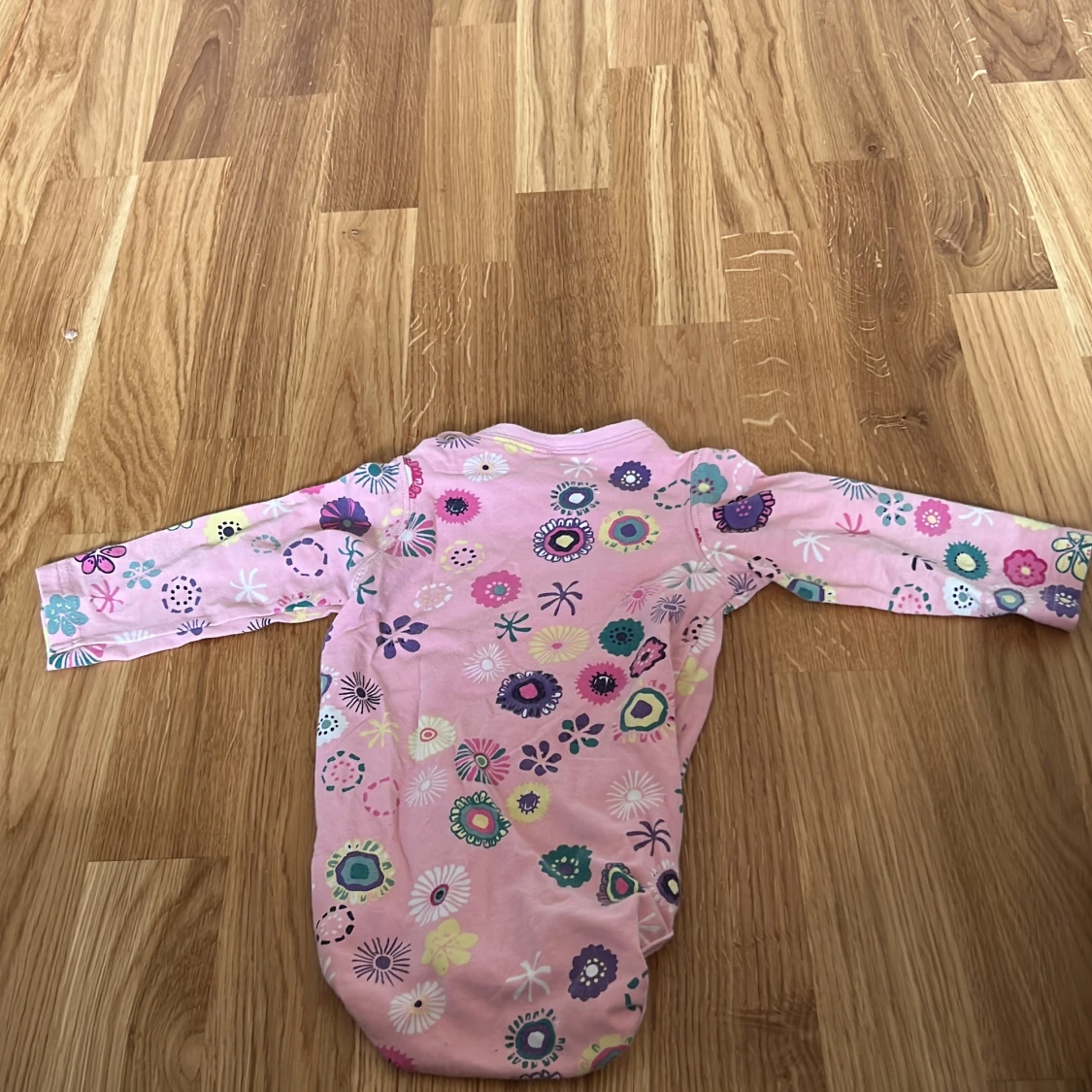 Rosa blommig body från Parvel - 91